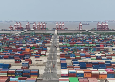 Šanhaja, Ķīna. Aprīlī stājās spēkā ASV tarifi, kas daudzām Ķīnā ražotām precēm ir sasnieguši 145%, savukārt Pekina ir atbildējusi ar jaunām nodevām 125% apmērā importam no Amerikas Savienotajām Valstīm.