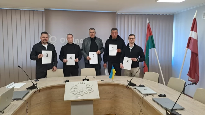 Partiju pārstāvji ar izlozētajiem numuriem Olaines pašvaldību vēlēšanās (1. – “Saskaņa”, 2. – “Latvija pirmajā vietā”, 3. – LSDSP, 4. – “Suverēnā vara” un “Jaunlatvieši”, 5. – “Latvijas attīstībai”).