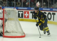 VIDEO: Latvijas pretinieku zviedru hokejists pārbaudes spēlē gūst baisu savainojumu un izlaidīs pasaules čempionātu