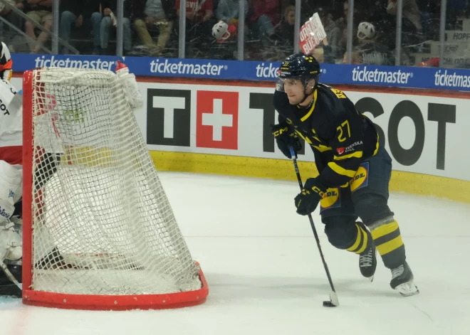 VIDEO: Latvijas pretinieku zviedru hokejists pārbaudes spēlē gūst baisu savainojumu un izlaidīs pasaules čempionātu