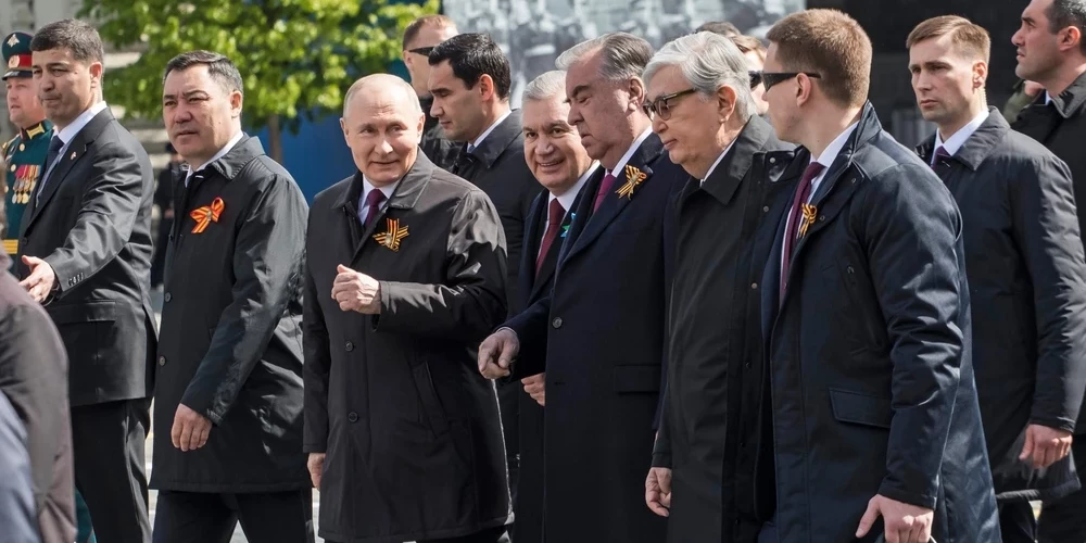 Путин в окружении лидеров стран Центральной Азии в Москве 9 мая 2023 года.