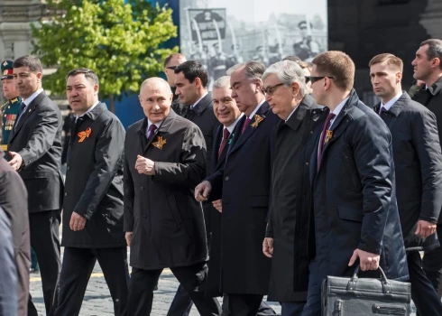 Путин в окружении лидеров стран Центральной Азии в Москве 9 мая 2023 года.