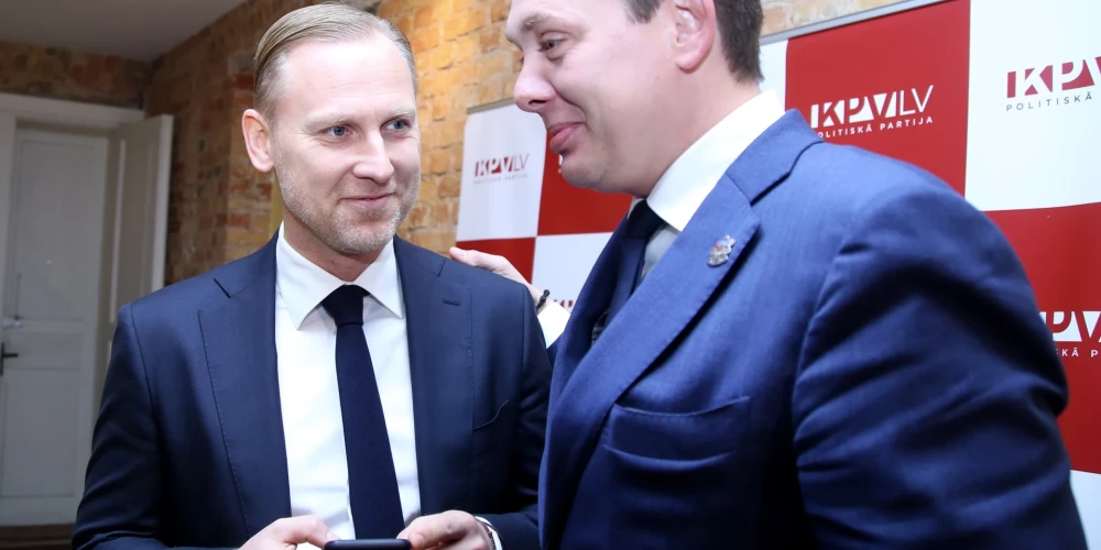 Partijas "KPV LV" valdes priekšsēdētājs Artuss Kaimiņš (no labās) un partijas premjera amata kandidāts Aldis Gobzems pirms sarunām ar apvienības "Attīstībai/Par!" pārstāvjiem par iespējamo sadarbību jaunās valdības veidošanā.