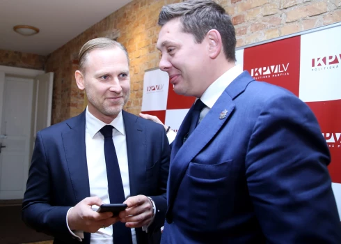 Partijas "KPV LV" valdes priekšsēdētājs Artuss Kaimiņš (no labās) un partijas premjera amata kandidāts Aldis Gobzems pirms sarunām ar apvienības "Attīstībai/Par!" pārstāvjiem par iespējamo sadarbību jaunās valdības veidošanā.