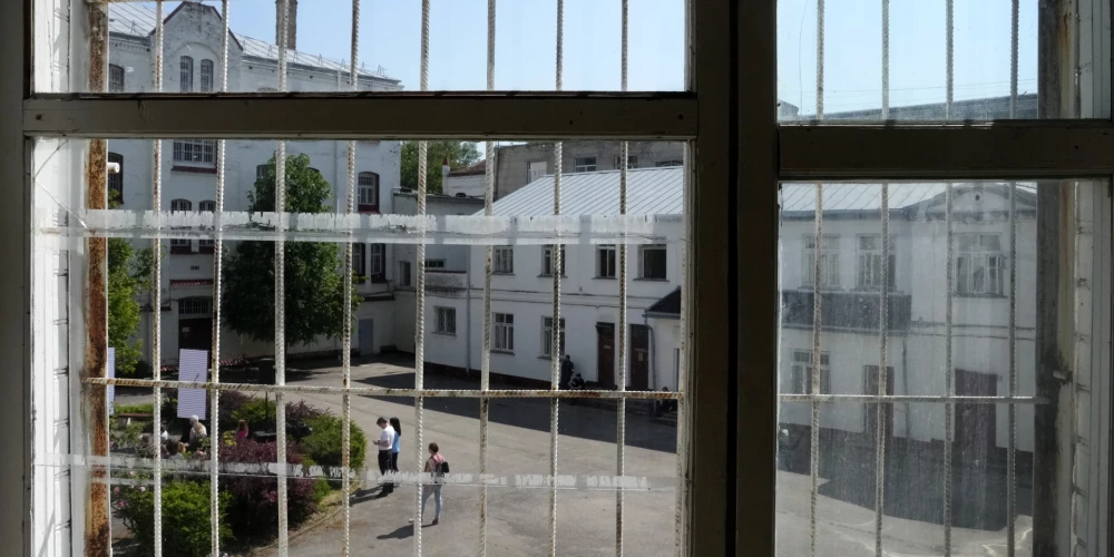 Cietušais liecināja, ka apsūdzētais vairākkārt bija draudējis viņam ar nāvi, ja nepārtrauks attiecības ar meiteni, kura apsūdzētajam simpatizējusi. 