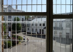 Iegājis skolas ģērbtuvē un sācis durt ar nazi: par slepkavības mēģinājumu saņem četrarpus gadus cietumā