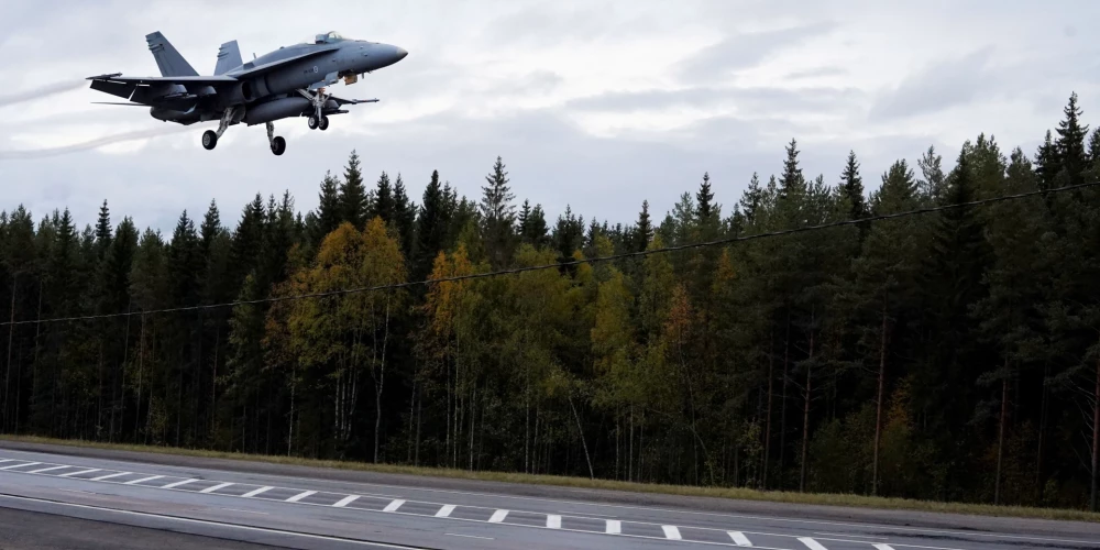 Iznīcinātājs "F/A-18 Hornet".