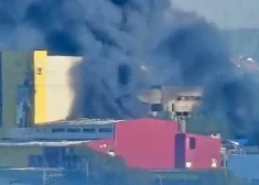 Droni uzbrūk Maskavas 9. maija parādei paredzēto lidmašīnu lidlaukiem, deg vairākas kara rūpnīcas