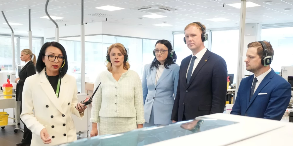 SIA "Centrālā laboratorija" laboratorijas vadītāja Jana Osīte (no kreisās), Ministru prezidente Evika Siliņa, SIA "Centrālā laboratorija" valdes priekšsēdētāja Zane Kaktiņa, ekonomikas ministrs Viktors Valainis un Nacionālā veselības dienesta direktors Āris Kasparāns piedalās SIA "Centrālā laboratorija" jauno telpu atklāšanas pasākumā.