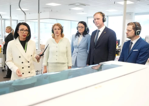 SIA "Centrālā laboratorija" laboratorijas vadītāja Jana Osīte (no kreisās), Ministru prezidente Evika Siliņa, SIA "Centrālā laboratorija" valdes priekšsēdētāja Zane Kaktiņa, ekonomikas ministrs Viktors Valainis un Nacionālā veselības dienesta direktors Āris Kasparāns piedalās SIA "Centrālā laboratorija" jauno telpu atklāšanas pasākumā.