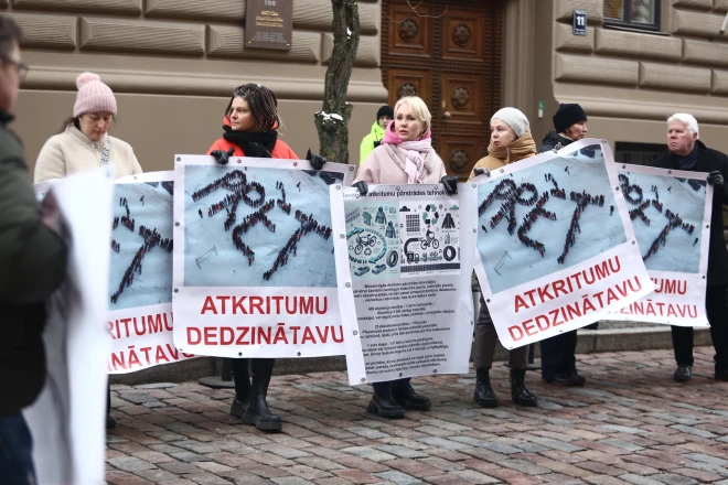 “Suverēnā vara” jau pagājušā gada sākumā pie Saeimas rīkoja piketu pret nodomu Dreiliņos būvēt atkritumu dedzināšanas rūpnīcu.