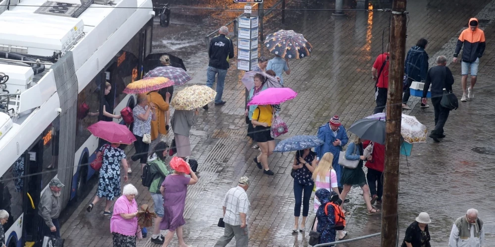 Kāda māmiņa stāsta, ka viņas meita izkāpusi no transporta, un tad viņai sācis sekot kāds vīrietis. 