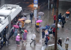 Kāda māmiņa stāsta, ka viņas meita izkāpusi no transporta, un tad viņai sācis sekot kāds vīrietis. 