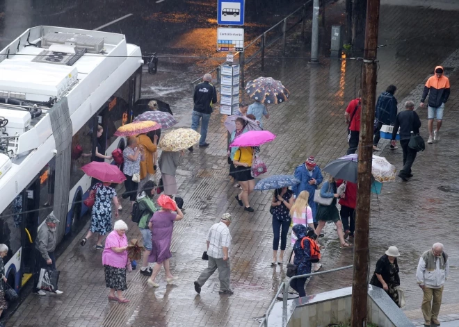 "Sekoja un redzēja, kurā mājā viņa dzīvo" - noraizējusies māmiņa brīdina vecākus par kādu aizdomīgu vīrieti