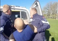 VIDEO: "Es esmu dzīva būtne, man nav uzvārda!" Jandāliņā izvēršas kāda likumpārkāpēja aizturēšana Valmieras pusē