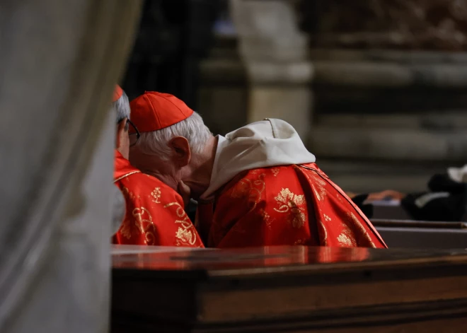 Ēdienā varēja nodot vēstījumu: atklāts konklāva lielais noslēpums