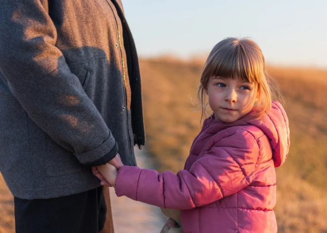 Во всей Латвии лишь 102 семьи сейчас интересуются возможностью усыновления - почему так мало?