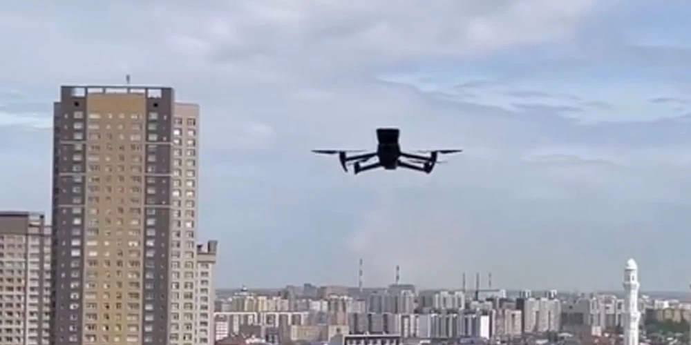 Drons liek aizvērt 20. stāva logu (ekrānuzņēmums no video)