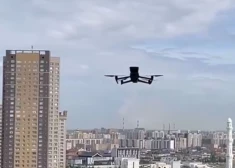 VIDEO: Uzvaras parādes laikā drons pielido pie 20. stāva loga un liek "drošības labad" to aizvērt