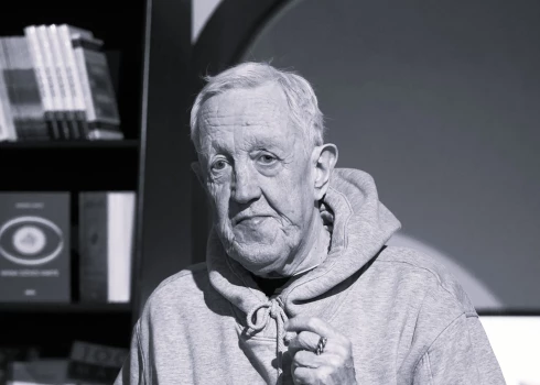 eģendārais basketbola tiesnesis Mariss Bernāts.