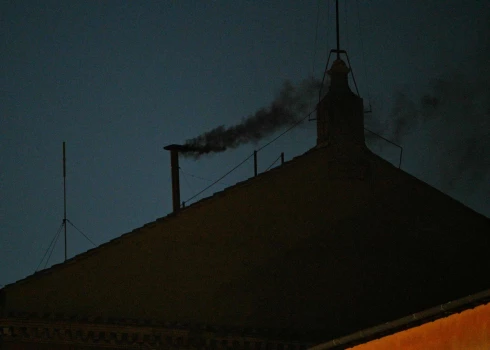 Melni dūmi simbolizē, ka pāvests nav ievēlēts.