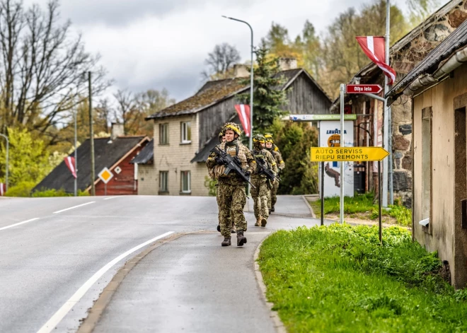 В Латвии идут учения "Хрустальная стрела": 3000 военных сражаются с условным противником в условиях, близких к реальности