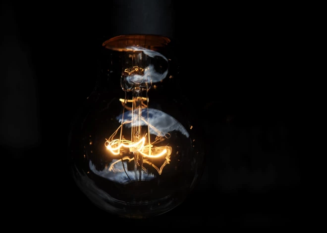 Elektroenerģijas cenas samazinās, bet svārstības pieaug – Latvija izceļas ar dārgāko elektrību Baltijā
