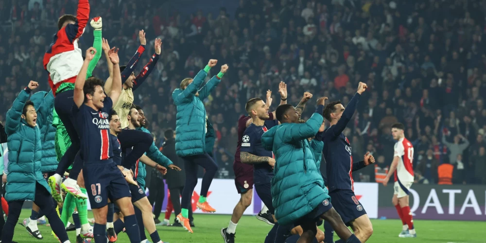 Francijas futbola klubs Parīzes "Saint-Germain" svin uzvaru.