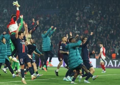 Francijas futbola klubs Parīzes "Saint-Germain" svin uzvaru.