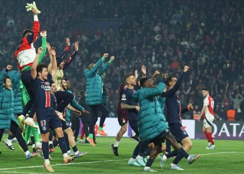 Francijas futbola klubs Parīzes "Saint-Germain" svin uzvaru.