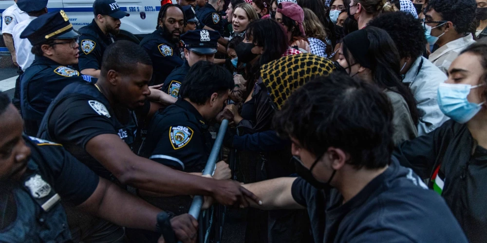 Propalestīniski demonstranti iesaistās sadursmēs ar Kolumbijas Universitātes apsardzi. 