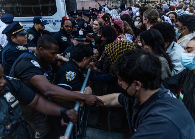 Propalestīniski demonstranti iesaistās sadursmēs ar Kolumbijas Universitātes apsardzi