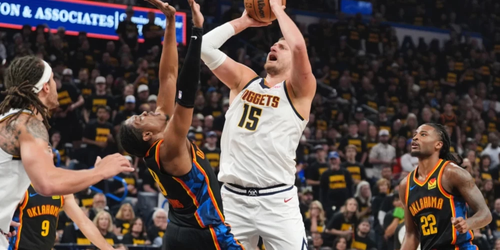 Nacionālās basketbola asociācijas pamatturnīra pirmās vietas ieguvēja Oklahomasitijas "Thunder" trešdien izcīnīja uzvaru Rietumu konferences pusfināla otrajā mačā.