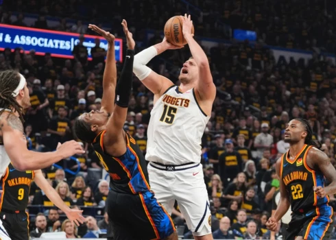 Nacionālās basketbola asociācijas pamatturnīra pirmās vietas ieguvēja Oklahomasitijas "Thunder" trešdien izcīnīja uzvaru Rietumu konferences pusfināla otrajā mačā.