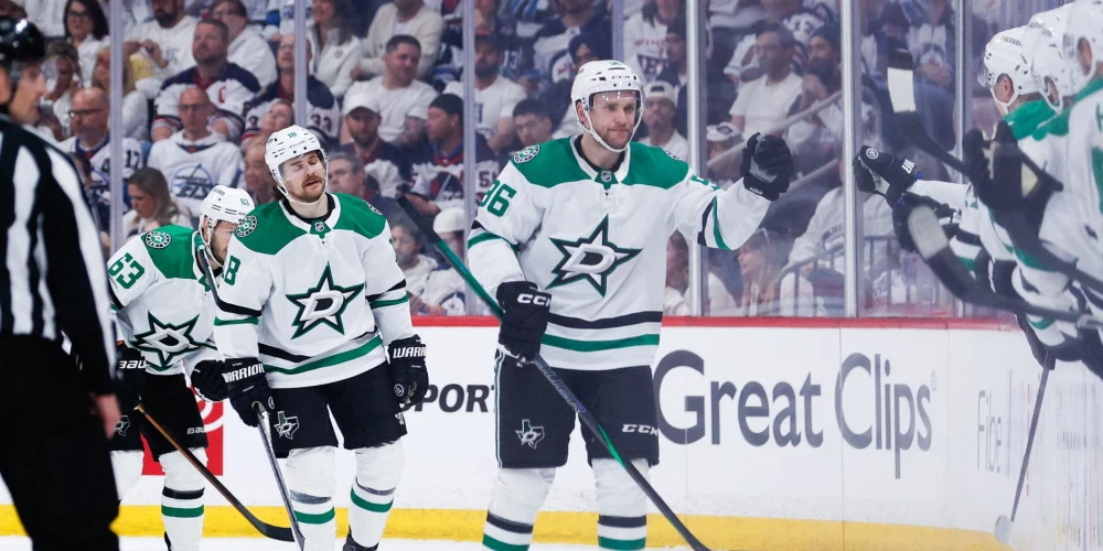 Komandas biedri sveic Miko Rantanenu pēc vārtu guvuma.