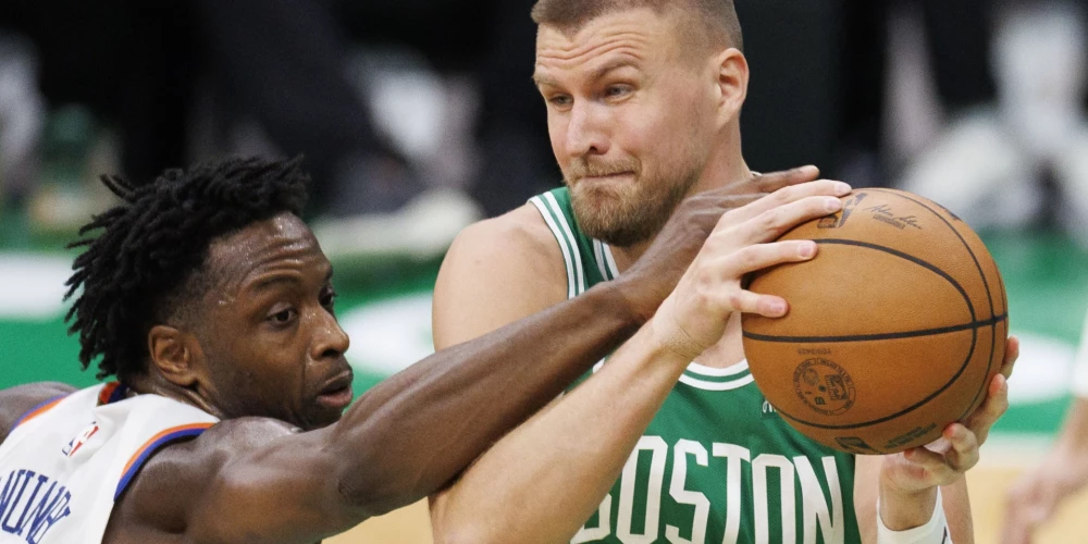 Bostonas "Celtics" sērijā pret Ņujorkas "Knicks" nonākuši neapskaužamā situācijā, turklāt viens no līderiem Kristaps Porziņģis nav spējis komanda spēlei iedot citu dimensiju.