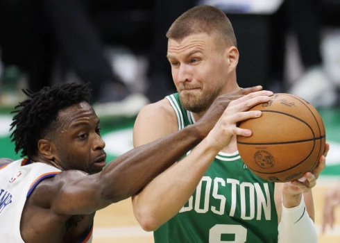Bostonas "Celtics" sērijā pret Ņujorkas "Knicks" nonākuši neapskaužamā situācijā, turklāt viens no līderiem Kristaps Porziņģis nav spējis komanda spēlei iedot citu dimensiju.
