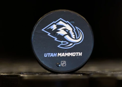 Jūtas "Mammoth" logotips attēlots uz ripas.