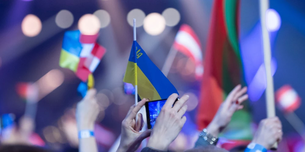 Eksperti uzskata, ka depolitizēt "Eirovīzijas" dziesmu konkursu ir neiespējami, jo politika vienmēr ir klātesoša, neraugoties uz oficiāliem aizliegumiem un mēģinājumiem saglabāt pasākuma neitralitāti.