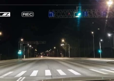 Viedā luksafora dēļ autovadītājs Rīgā piecas minūtes gaida, kad varēs šķērsot ielu