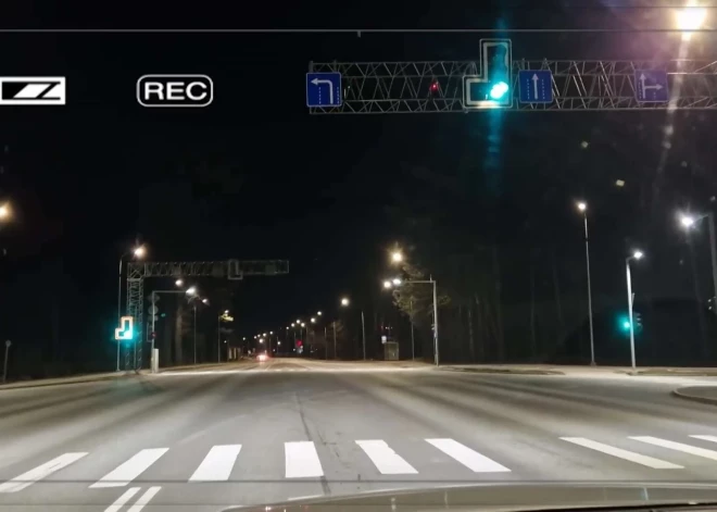 Viedā luksofora dēļ autovadītājs Rīgā piecas minūtes gaida, kad varēs šķērsot ielu