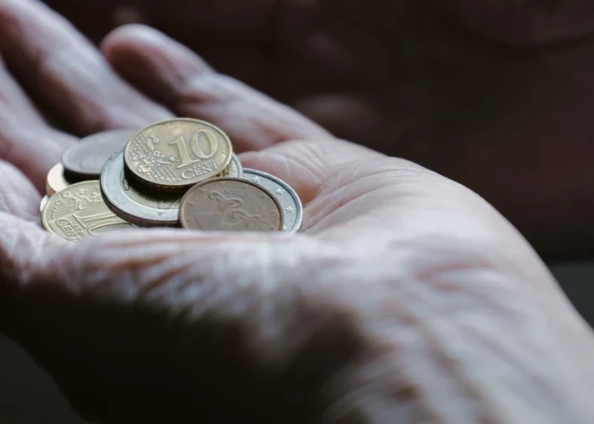 Женщина ждала пенсию от VSAA до государственного праздника, но пришлось отмечать за пустым столом