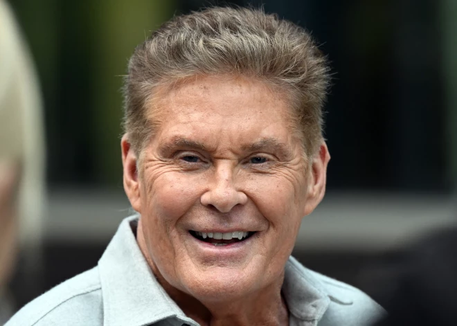 "Pludmales patruļas" zvaigzne Haselhofs nonācis ratiņkrēslā