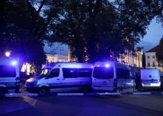 Varšavas Universitāte 8.maiju pasludina par sēru dienu: students ar cirvi iebrucis ēkā