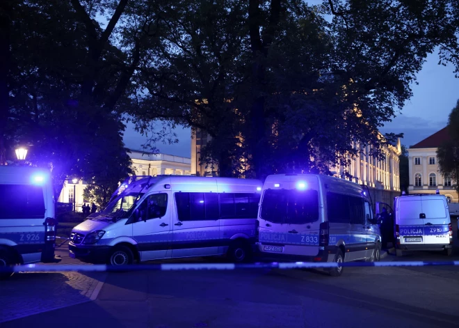 Varšavas Universitāte 8.maiju pasludina par sēru dienu: students ar cirvi iebrucis ēkā