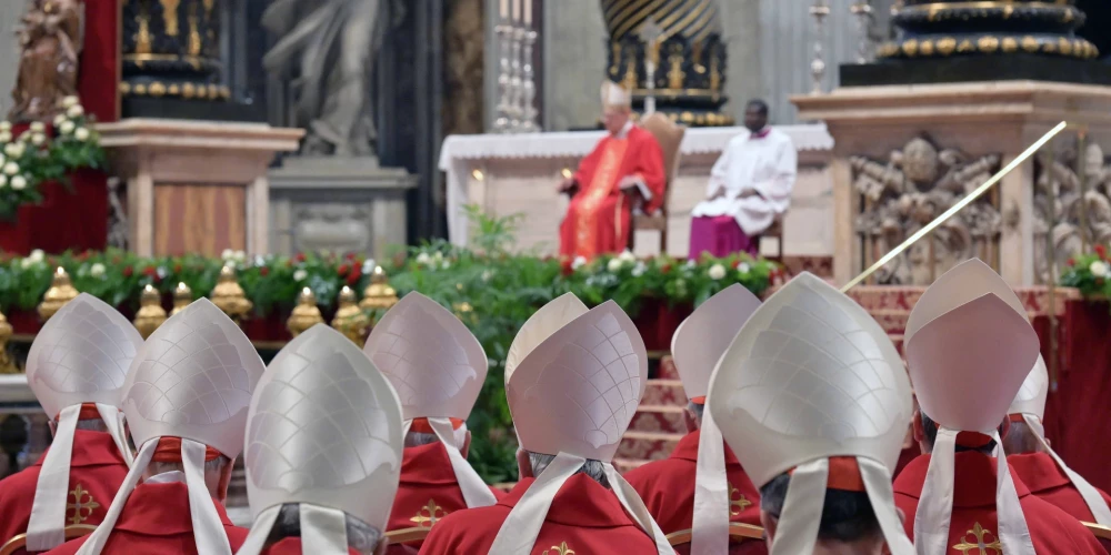 Virs Vatikāna Siksta kapelas paceļas melni dūmi - pāvests nav ievēlēts.