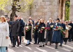 FOTO: amatpersonas godina Nacisma sagrāves un Otrā pasaules kara upuru piemiņu