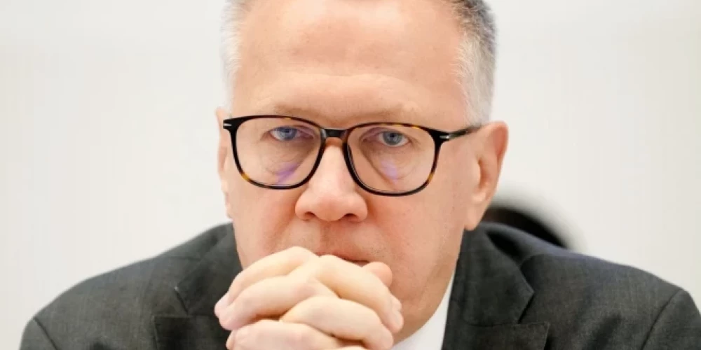Ministrs rudenī rosinās katru gadu izdienas pensijas vecumu palielināt par vismaz sešiem mēnešiem, un to varētu darīt 2,5 līdz trīs gadus.