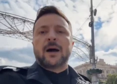 VIDEO: Zelenskis pastaigā pa Kijivas ielām noliek pie vietas Putina svētkus