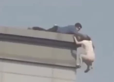 Šausminošs incidents Dienvidkorejā: vīrietis pēdējā brīdī izglābj meiteni no pašnāvības. VIDEO